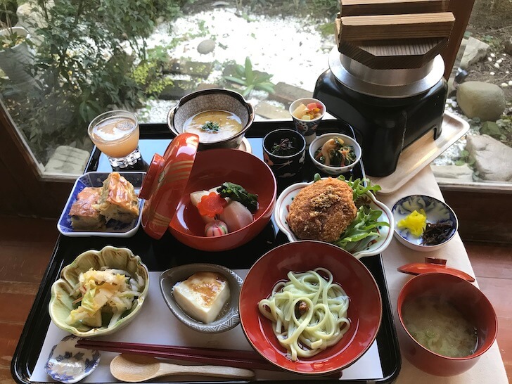 季節のお野菜をたっぷり使ったお料理と炊き立て羽釜ご飯